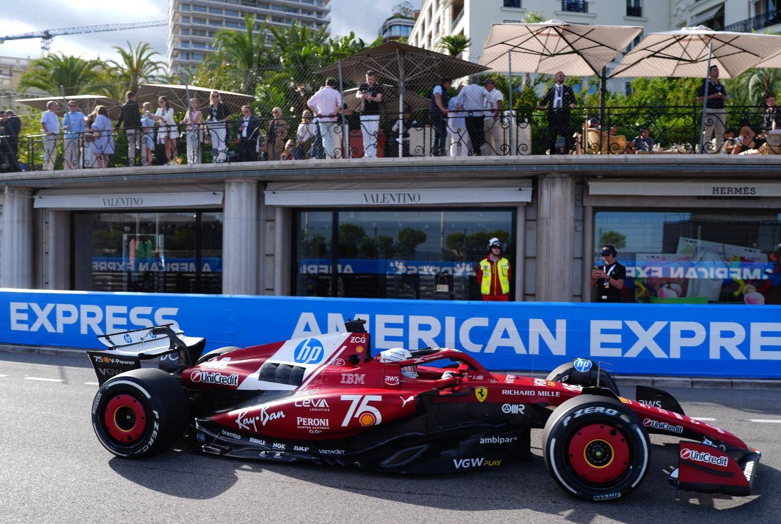 Leclerc vola e la Ferrari sogna, Charles domina libere a Monaco