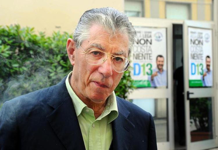 Lega: Bossi ora chiama anche chi non ha la tessera, gelo dei salviniani