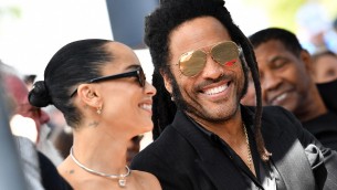 Lenny Kravitz scopre la stella sulla Walk of Fame: la battuta della figlia