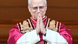 Leone XIV, il fratello: "Da piccolo giocava a fare il prete con l'asse da stiro"