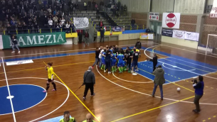 L'esultanza della Royal Team dopo il rigore realizzato da Fragola