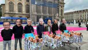 Lgbt: flash mob Pro vita a Torino, bambolotti dentro carrelli spesa