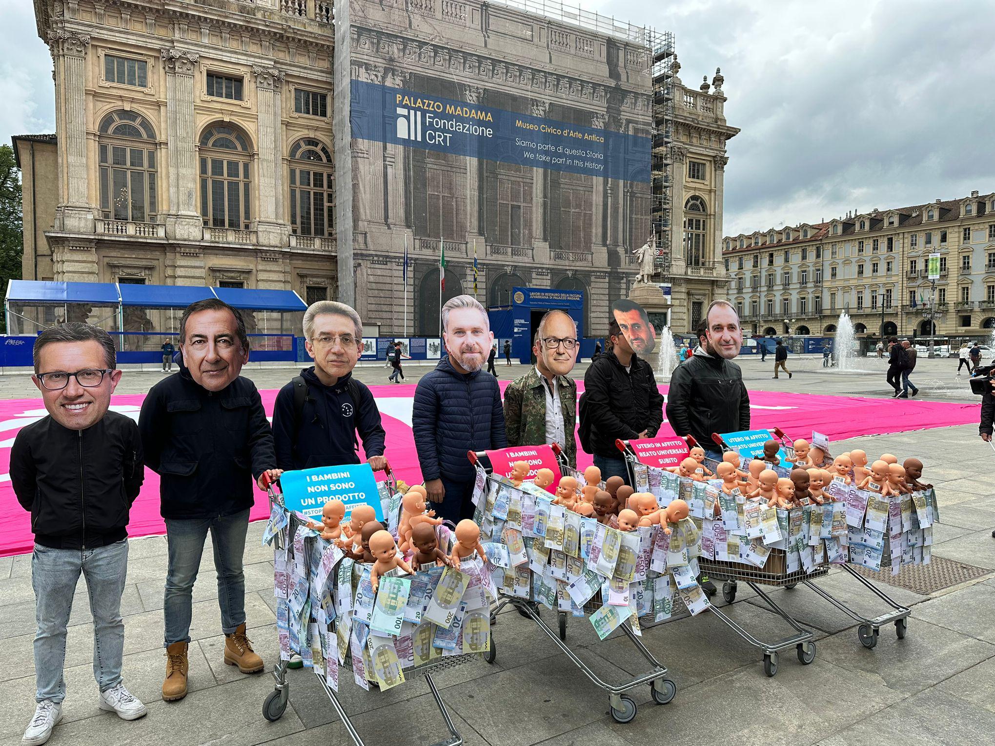 Lgbt: flash mob Pro vita a Torino, bambolotti dentro carrelli spesa