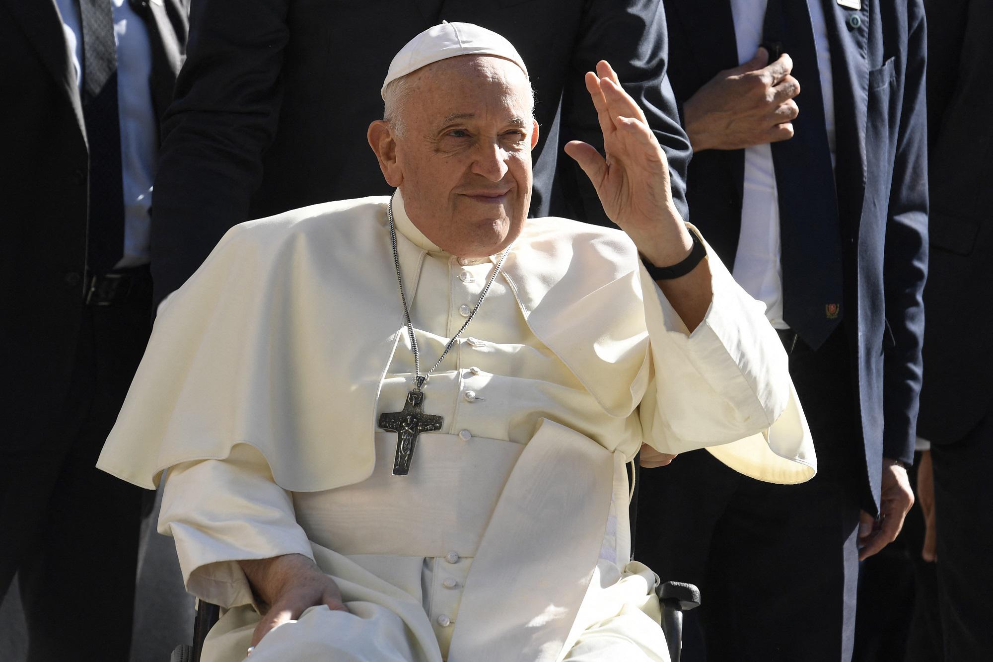 Lgbtq, Papa: "Anche le transessuali sono figlie di Dio"