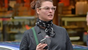 Linda Evangelista: "Operata al seno per tumore, ho un piede nella fossa"