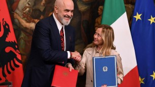 L'intesa sui migranti Meloni-Rama a Ferragosto: "Altro che aperitivi..