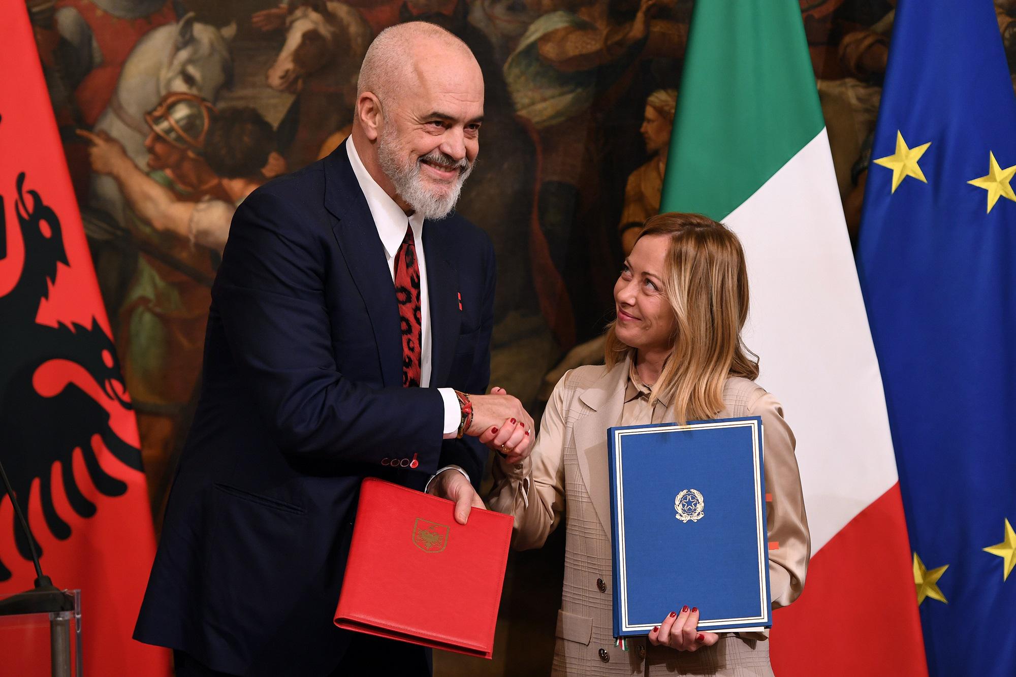 L'intesa sui migranti Meloni-Rama a Ferragosto: "Altro che aperitivi..