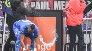 Lione-Marsiglia sospesa, bottiglia colpisce Payet - Video
