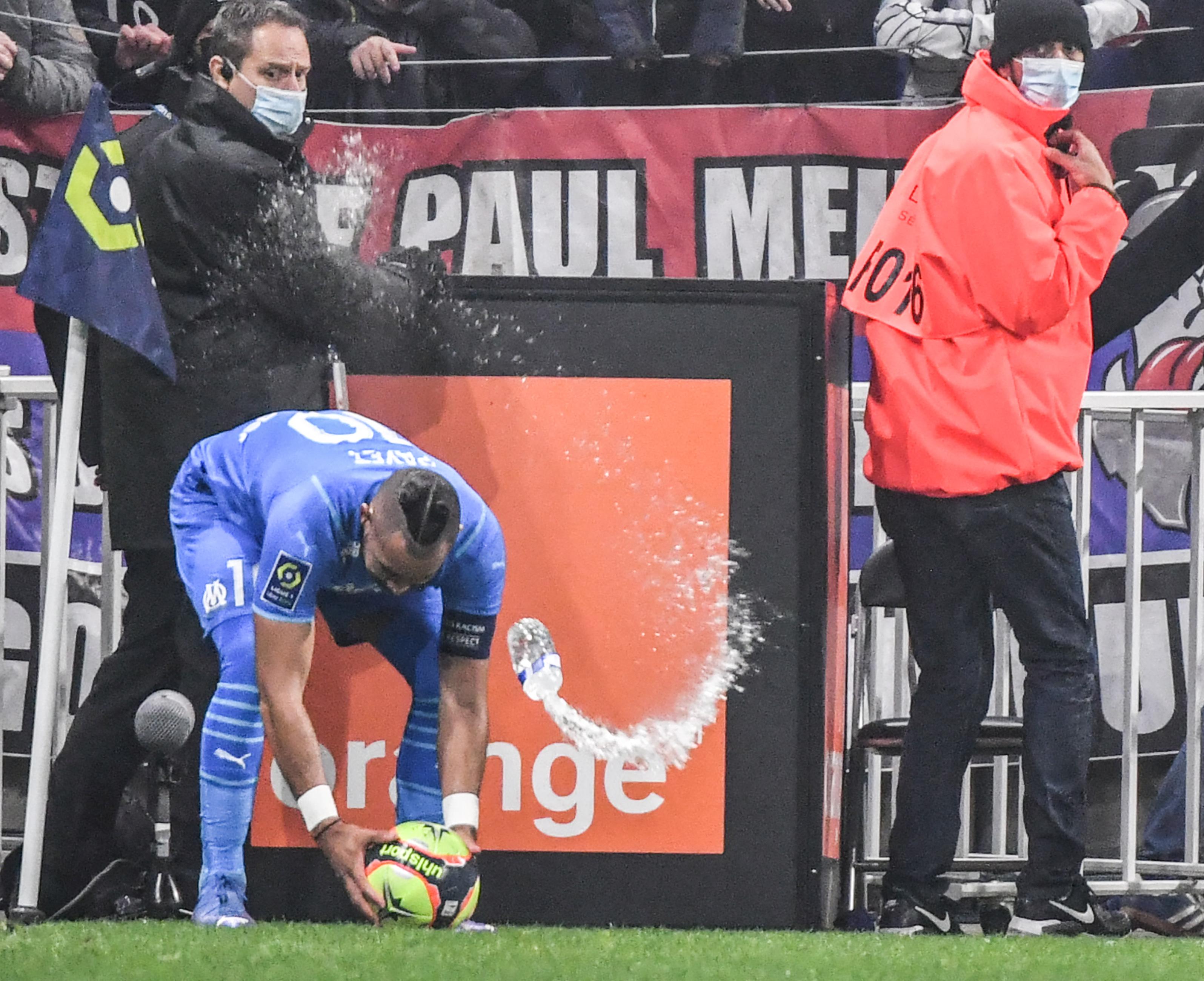 Lione-Marsiglia sospesa, bottiglia colpisce Payet - Video