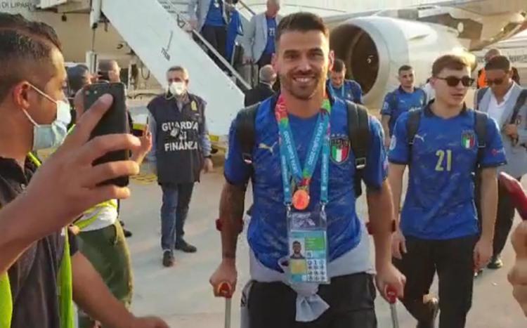 L'Italia campione atterra a Roma, ovazione per Spinazzola - Video