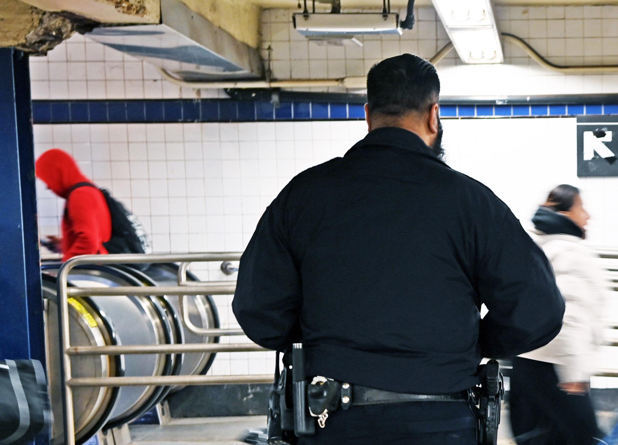 Litigano e la fidanzata 'finisce' sui binari della metro: le amputano entrambi i piedi