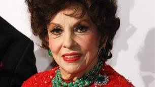 Lollobrigida, aperta la camera ardente: feretro tra corone di rose e gigantografie