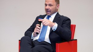 Lollobrigida e il treno, il ministro risponde: "Fermata straordinaria? Per tutti, non solo per me"