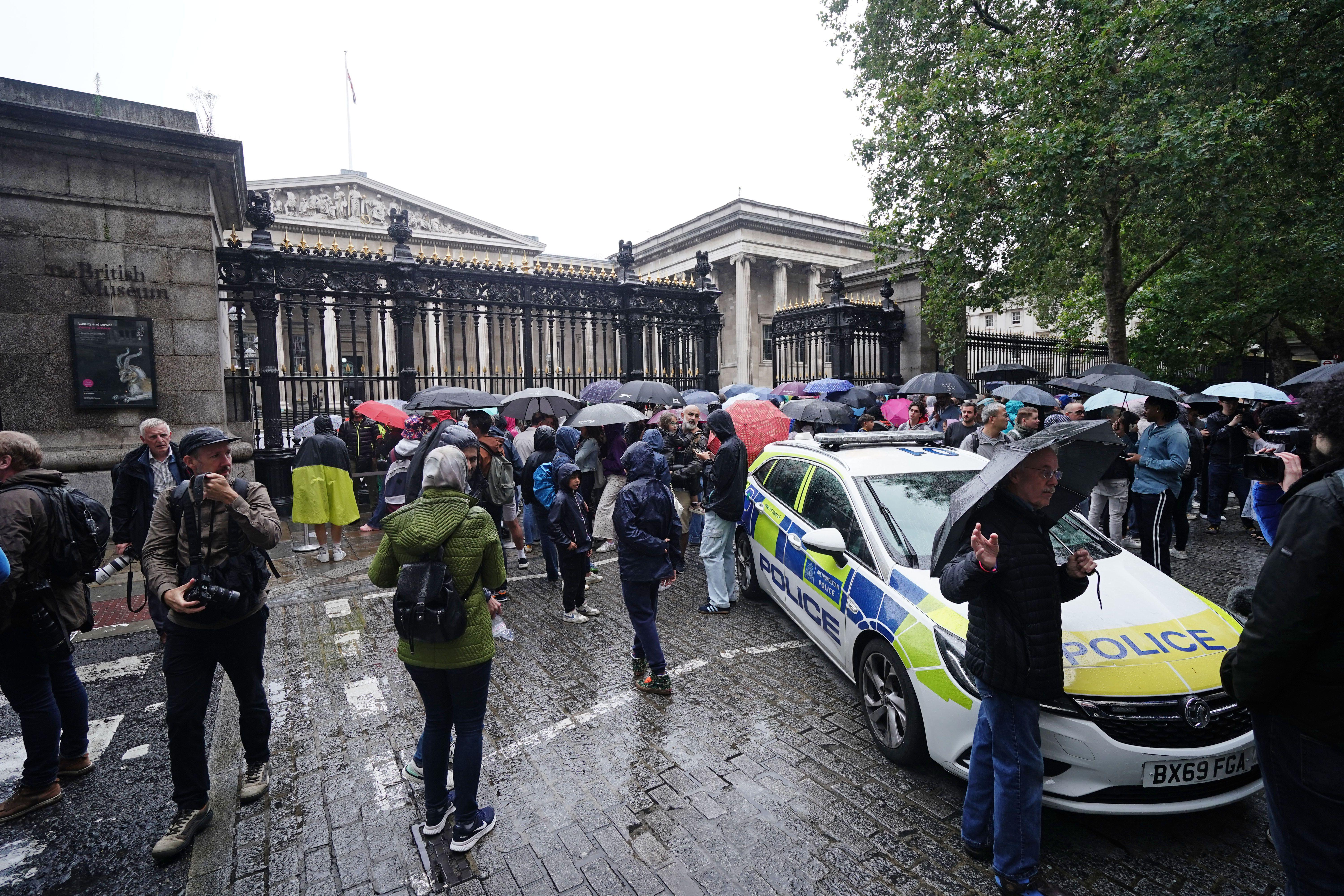Londra, accoltellato mentre era in fila per il British Museum: arrestato l'aggressore