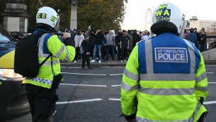 Londra, scontri tra estremisti di destra e polizia a marcia pro Palestina: oltre 100 arresti