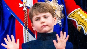 Louis compie 7 anni, sui social il sorriso del principe sdentato