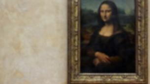 Louvre, visitatore tira una torta contro la Gioconda