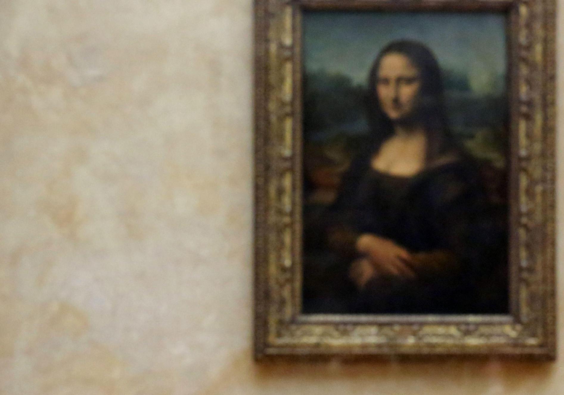 Louvre, visitatore tira una torta contro la Gioconda