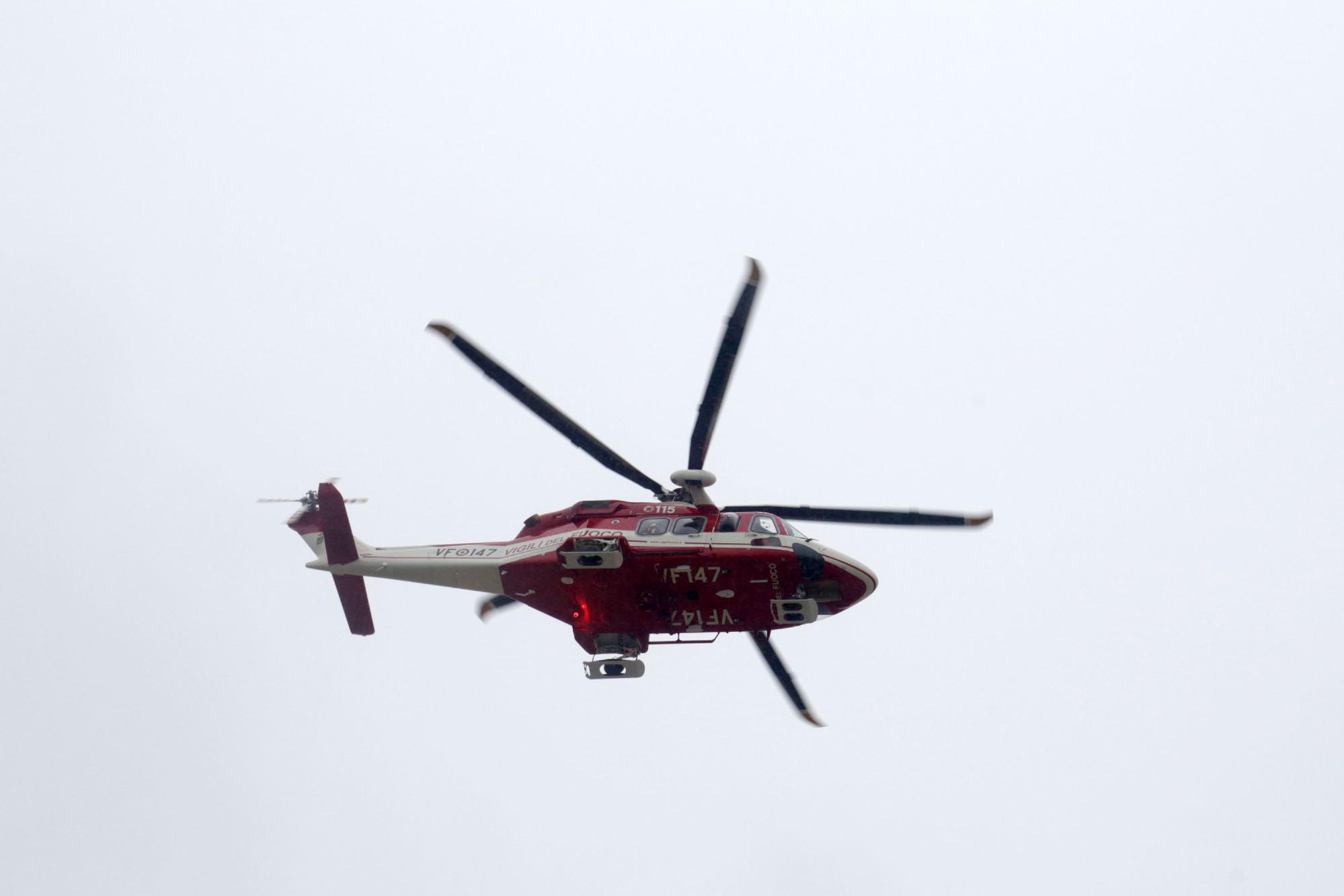Lucca, elicottero disperso con 7 persone a bordo