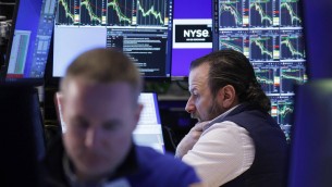 Lunedì nero di Wall Street, Nasdaq cede il 4%, Tesla chiude a -15%