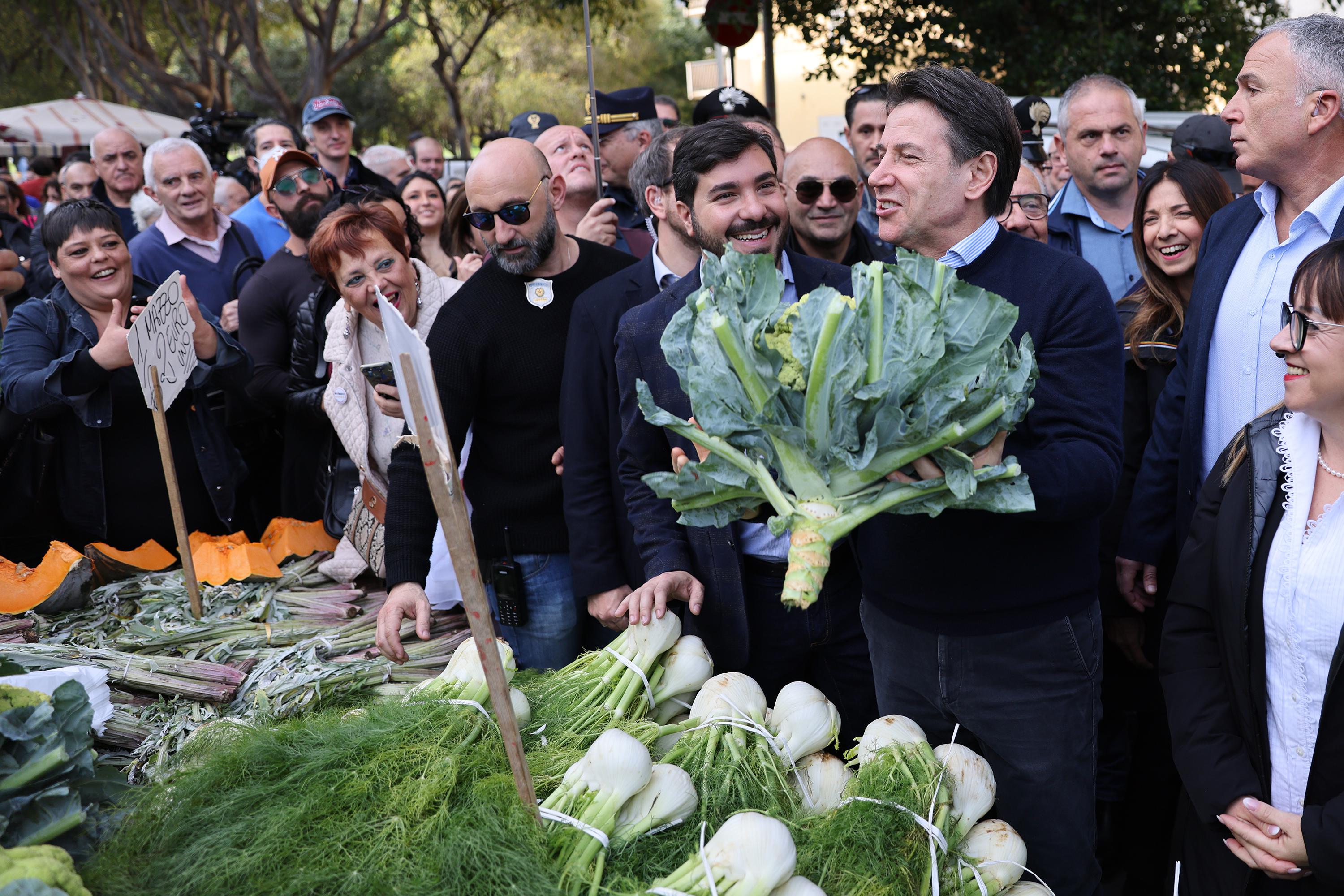 M5S, Conte a Palermo: selfie e "grazie per reddito di cittadinanza"