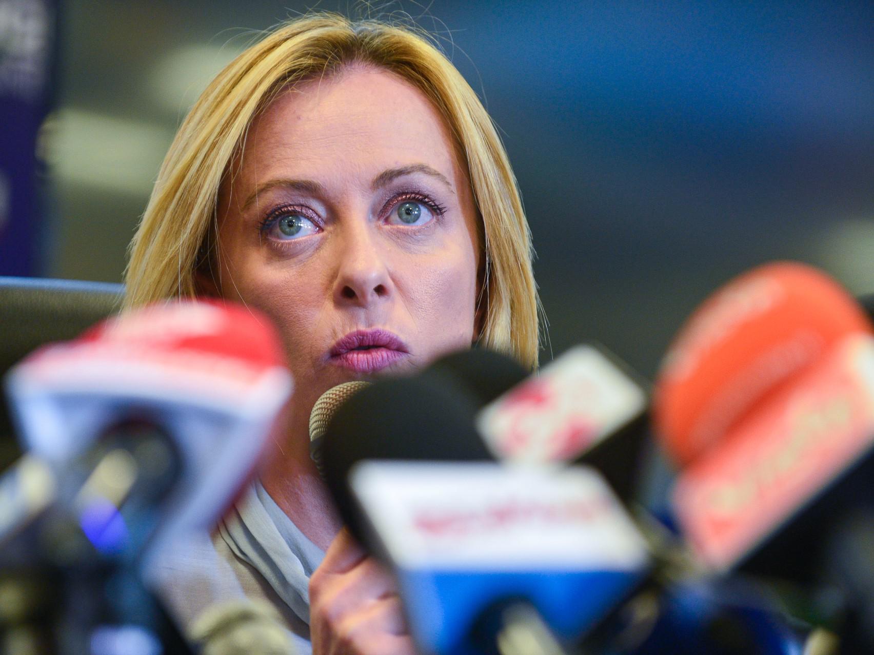 M5S, siparietto Meloni su Conte: "A lui chiedete governo politico?"