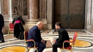 Macron resta con il cerino in mano: Trump lo tiene fuori dal faccia a faccia con Zelensky - Video