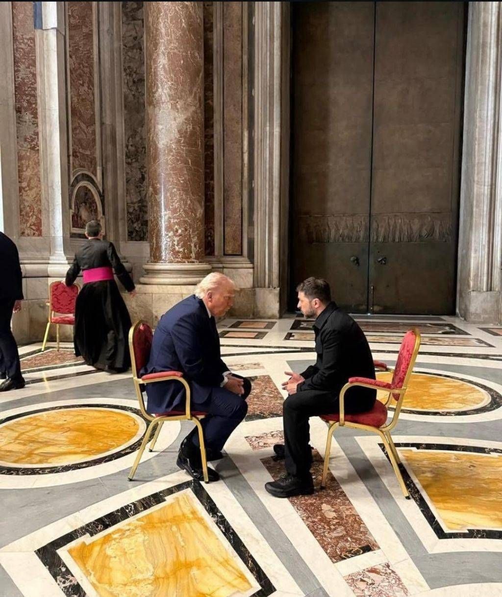 Macron resta con il cerino in mano: Trump lo tiene fuori dal faccia a faccia con Zelensky - Video