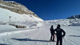Madonna di Campiglio, parcheggia elicottero fuori pista e va a sciare: multato imprenditore
