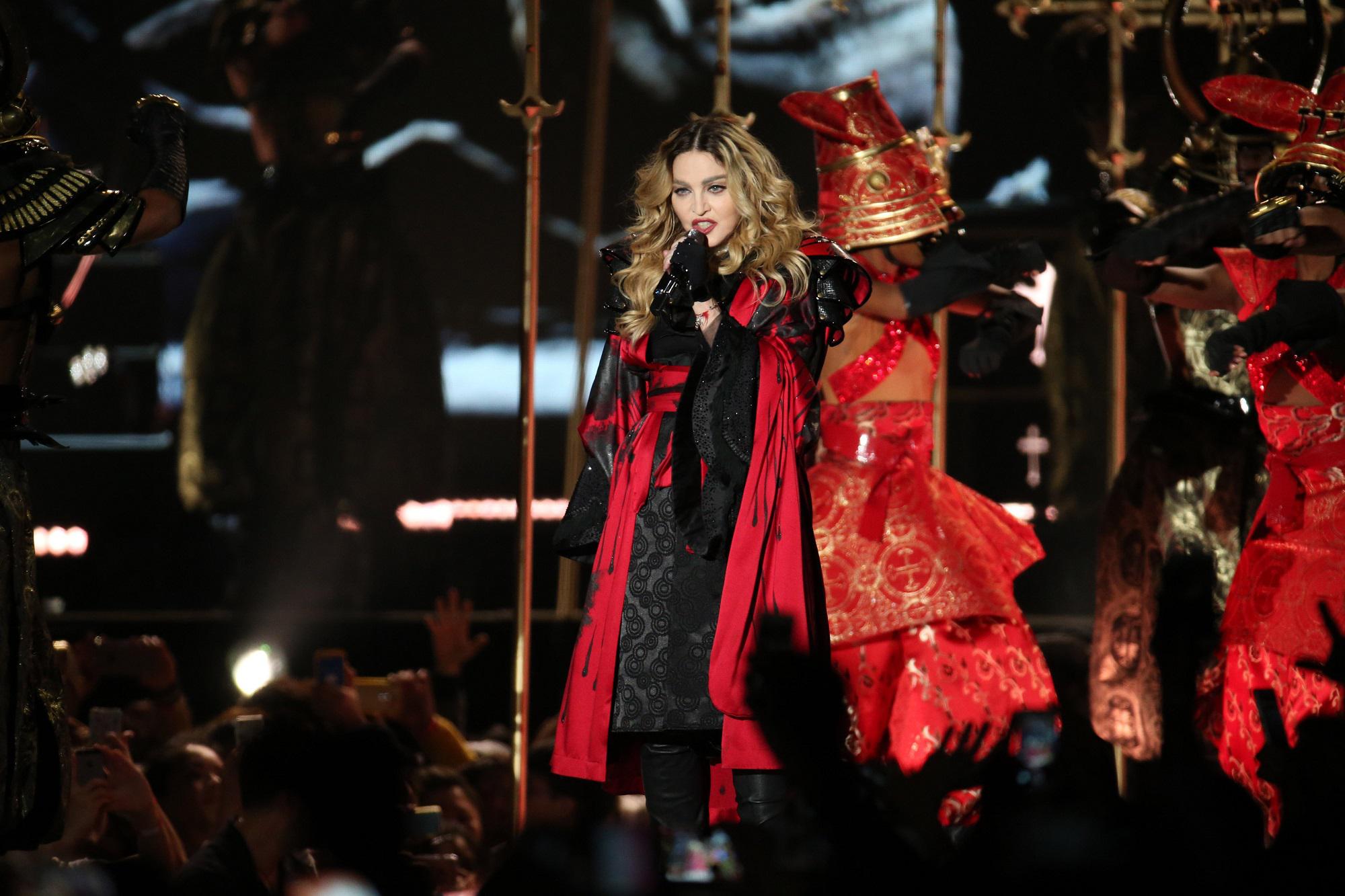 Madonna in terapia intensiva per infezione batterica