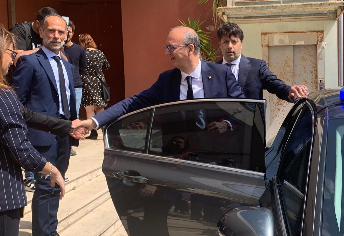 Maestra aggredita a Ostia, Valditara visita la scuola: "Solidarietà del governo, lo Stato c'è"