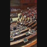 Magi alla Camera vestito da fantasma, segretario +Europa espulso e portato via di peso - Video