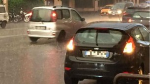 Maltempo, bomba d'acqua su Roma: raffiche di vento e allagamenti nella zona nord