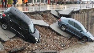 Maltempo Brescia, a Rezzato crolla argine Naviglio e auto finiscono in acqua - Video
