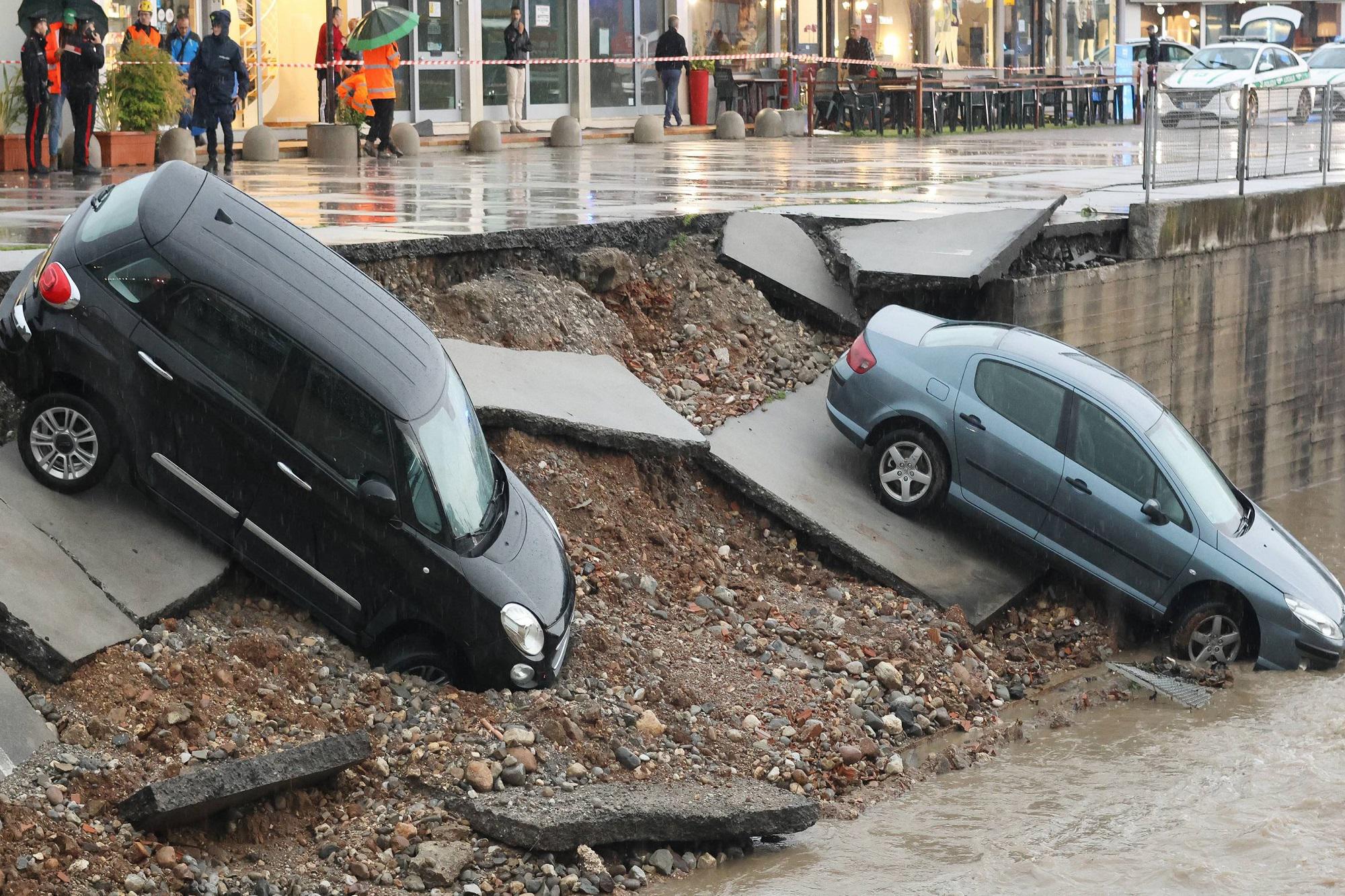 Maltempo Brescia, a Rezzato crolla argine Naviglio e auto finiscono in acqua - Video