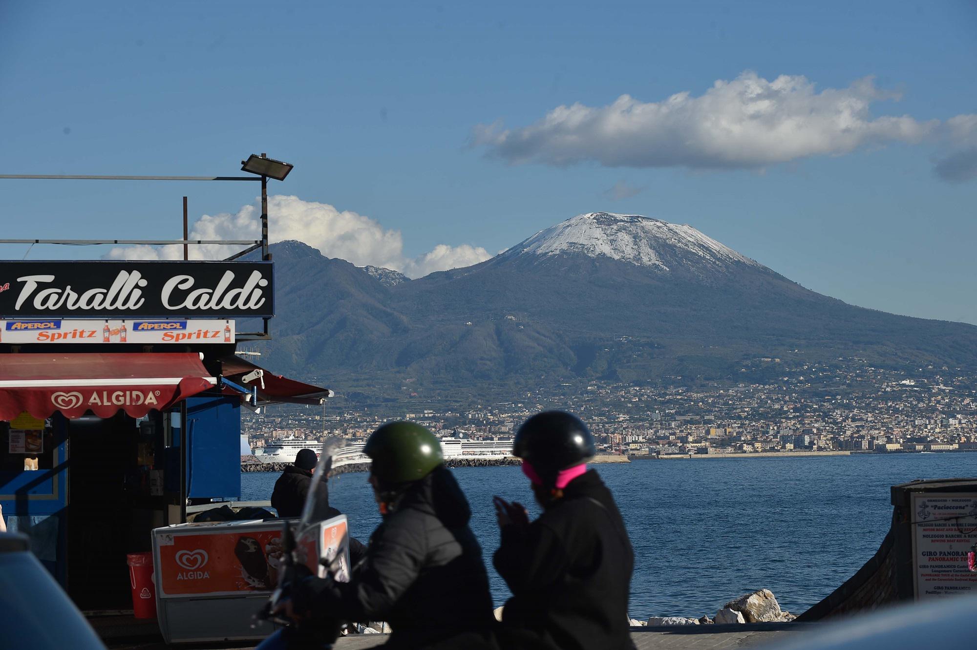 Maltempo Campania, torna la neve sul Vesuvio