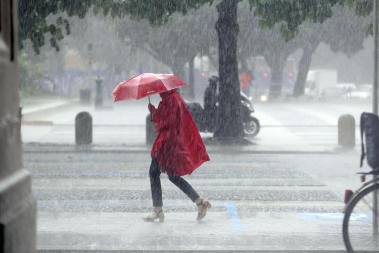Maltempo domani, tempesta Debi porta pioggia e neve: previsioni meteo