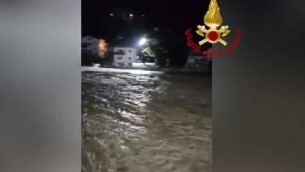 Maltempo in Lombardia, torrenti esondati e case evacuate a Sondrio e Varese (Video)