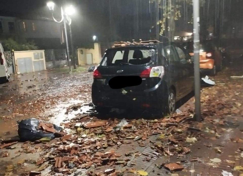 Maltempo in Toscana, tromba d'aria su Torre del Lago: "Tetti scoperchiati"