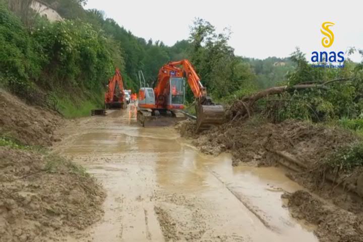 Maltempo Marche, frana sulla statale 210: chiusa a Monte San Martino - Video