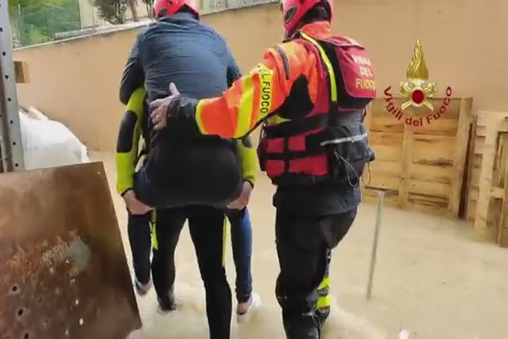 Maltempo Riccione, operaio bloccato in azienda: il soccorso dei vigili - Video