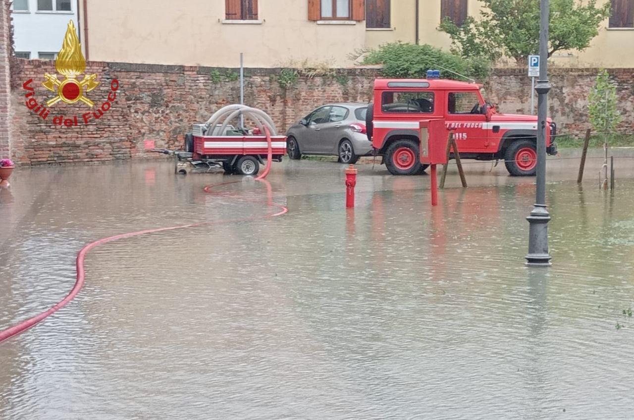 Maltempo sull'Italia, allerta gialla in 8 regioni: frane e allagamenti in Veneto