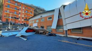 Maltempo, tempesta di vento sull'Italia: parchi chiusi, tetti scoperchiati