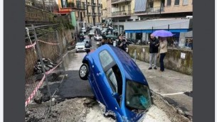 Maltempo, voragine inghiotte auto a Napoli