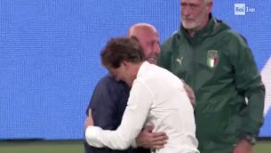 Mancini e Vialli, l'abbraccio dopo il trionfo - Video