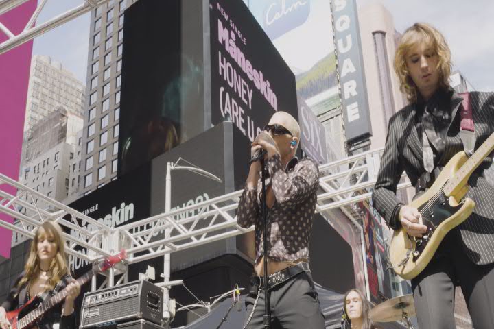 Maneskin, concerto a sorpresa a Times Square: folla in visibilio - Video