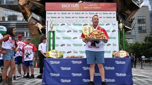Mangia 76 hot dog in 10 minuti, Chestnut da record