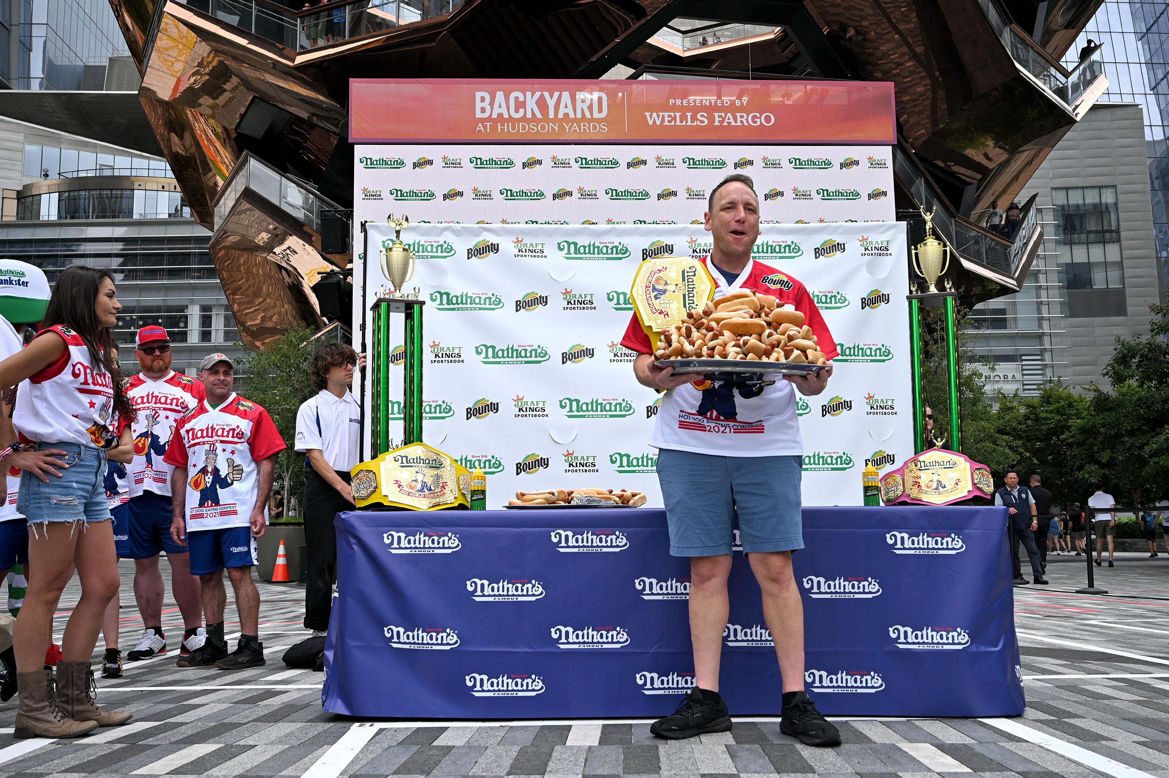 Mangia 76 hot dog in 10 minuti, Chestnut da record