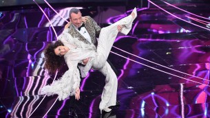 Mannino-show, Russell Crowe crooner, Eros e Morandi: cosa è successo nella terza serata di Sanremo