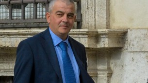 Manovra 2023, Fazzolari: "No barricate su Pos, ma su tetto contante no passi indietro"